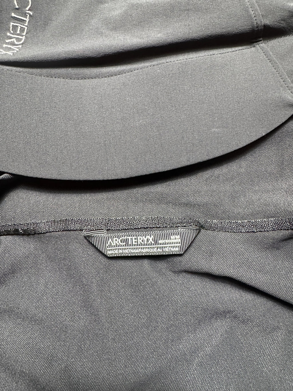 Jacket imperméable Arc'teryx Serratus Hoody black & grey 2024 - M