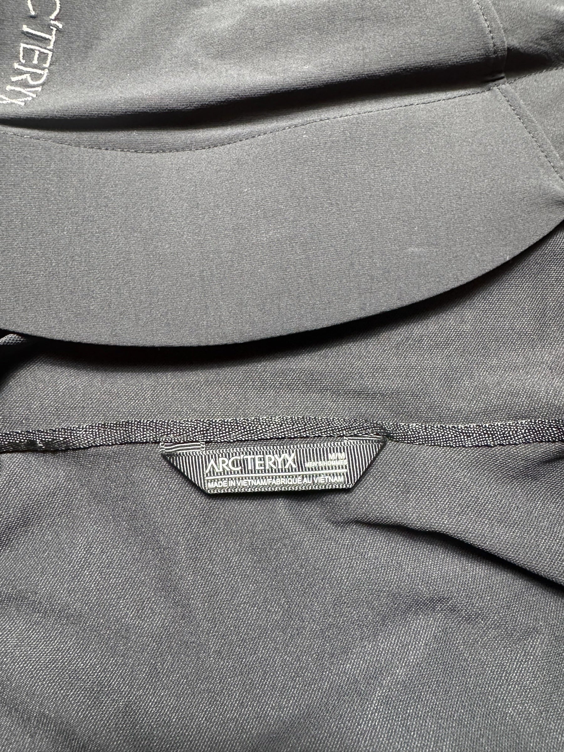 Jacket imperméable Arc'teryx Serratus Hoody black & grey 2024 - M
