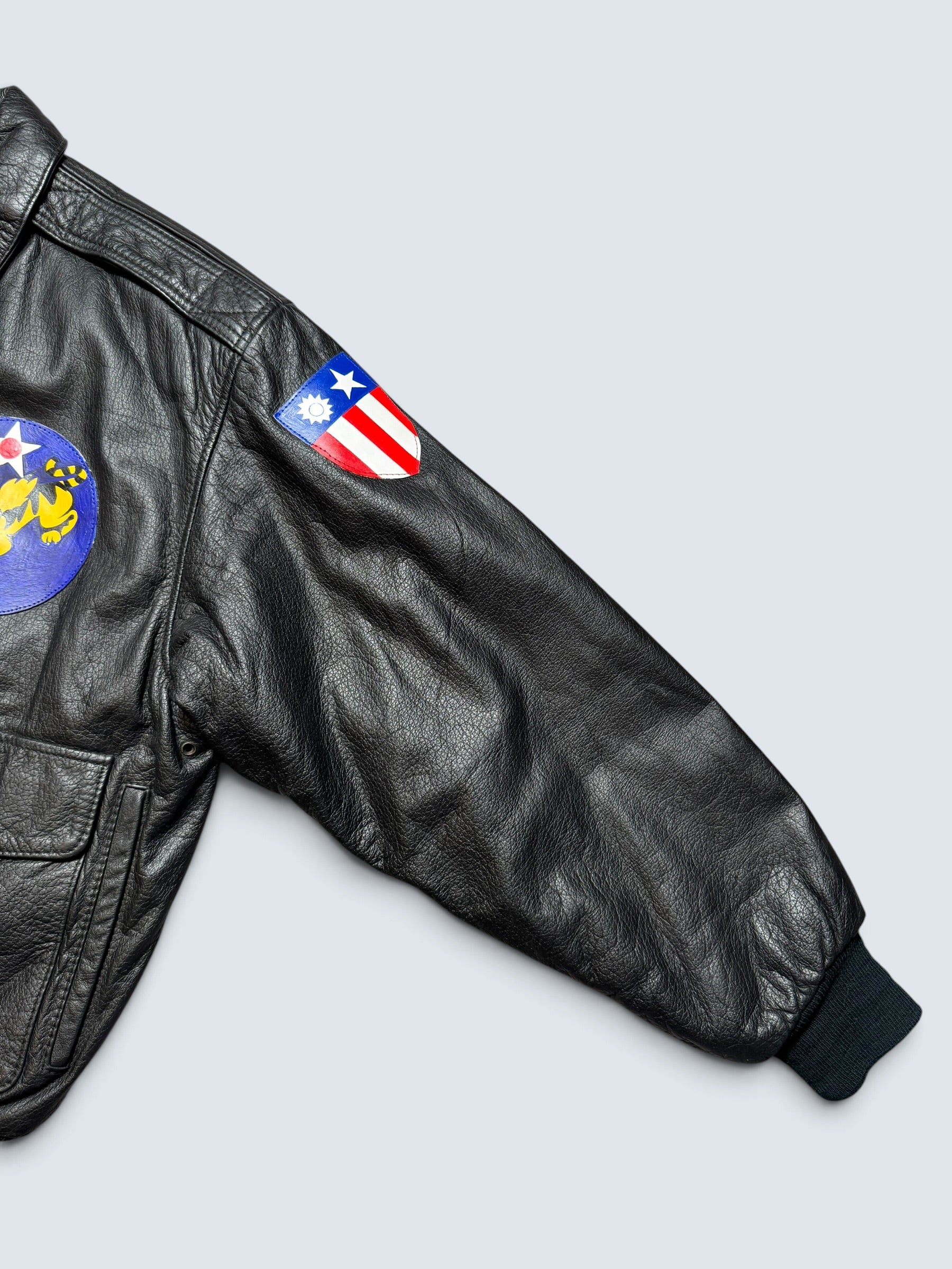 Jacket cuir cowhide flight A-2 Avirex usaf flying tigers nose art patch black 90’s - S/M