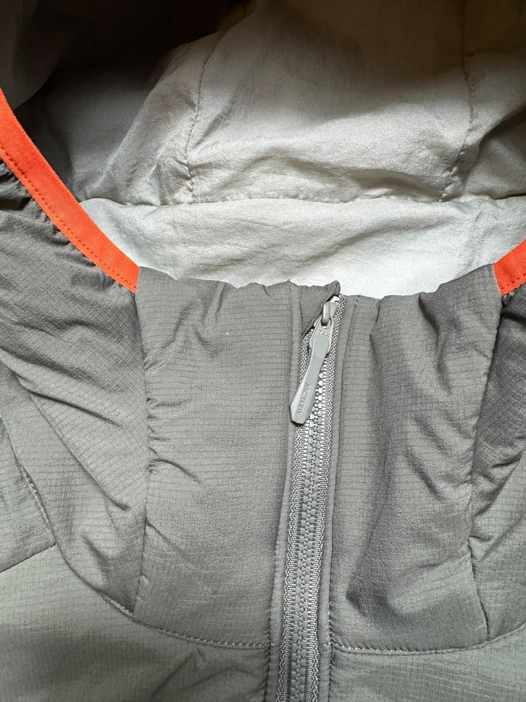 Jacket imperméable matelassé Arc'teryx Atom Hoody 2023 kaki & orange - M